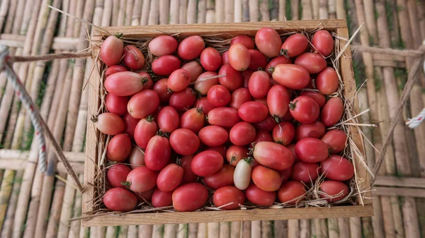 Tomates Rojos Cereza Orgánica Colgando Cesta Madera Para Venta Mercado —  Fotos de Stock