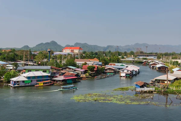 在泰国Kanchanaburi 通过河流穿过当地村庄的过境船 俯瞰风景 — 图库照片
