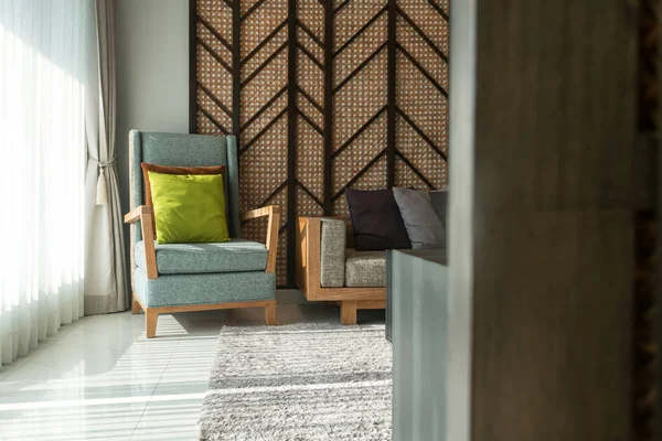 스러운 거실에 베개와 조명을 현대식 — 스톡 사진