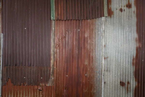 古い亜鉛壁のテクスチャの背景 錆びた鉄の柵 — ストック写真