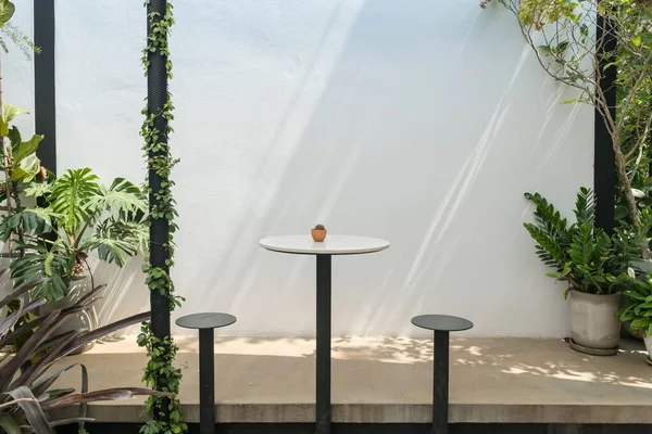 Asientos Mínimos Mesa Café Aire Libre Con Decoración Plantas Por —  Fotos de Stock