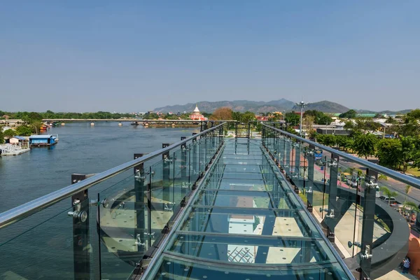 在泰国 用透明的玻璃做的天桥观测甲板 从河边眺望坎卡纳布里市美丽的景色 — 图库照片