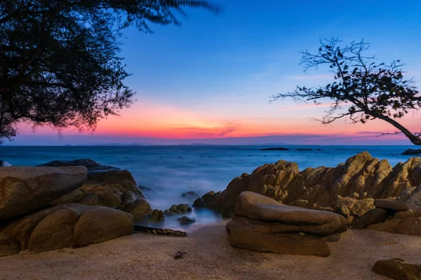 Meereslandschaft Morgengrauen Mit Abenddämmerungshimmel Man Klang Rayong Thailand Berühmtes Reiseziel — Stockfoto