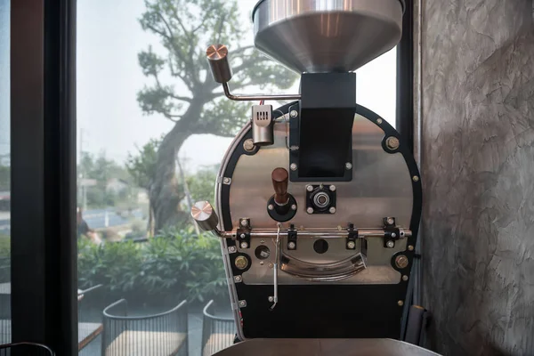 カフェやレストラン内のコーヒー焙煎豆マシン — ストック写真