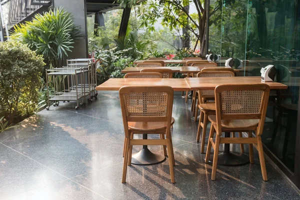 Puuulkopöydät Istuimet Terassilla Puiden Koristeluun Auringonlaskun Aikaan Ravintolassa — kuvapankkivalokuva