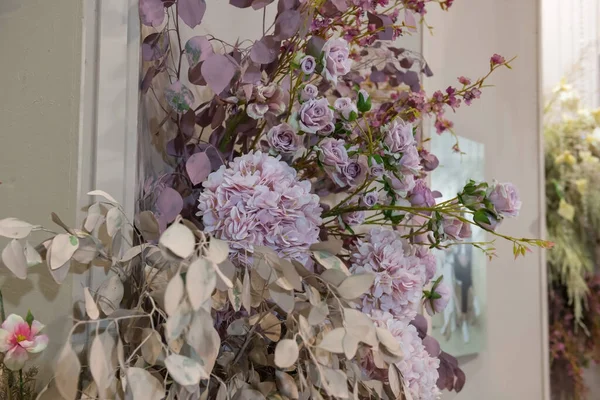 室内の結婚披露宴を背景に紫色の花の装飾 — ストック写真