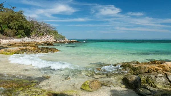在泰国瑞昂市 科曼甘蓝海滩上的海景在阳光明媚的日子里与碧绿的大海和蓝天相映成趣 夏季度假者或热带国家度假者暹罗 — 图库照片
