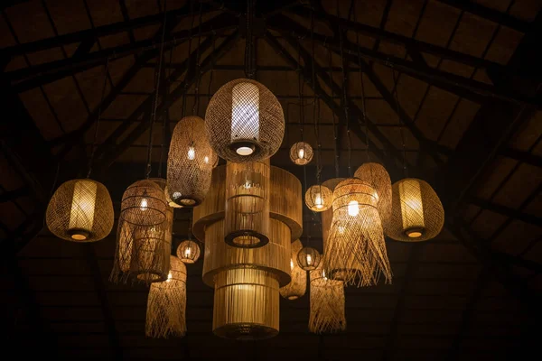 Bambusz Szövött Lámpa Lóg Mennyezeten Díszített Belső Üdülőhely Vagy Szálloda — Stock Fotó