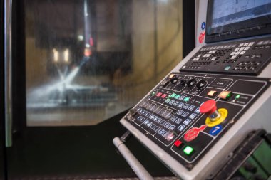 Fabrikada mikroçip yapmak için elektrikli soğutma makinesi ile sanayi CNC ekipmanlarının kontrol paneli. Teknoloji endüstrisi üretimi.