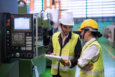 Kadın müfettiş ya da yönetici, fabrika deposundaki otomatik robot mikroçip makinesinin denetim raporuna bakarken birbirlerine bakıyorlar. Çalışan genç Asyalı çift işte aşık olur..