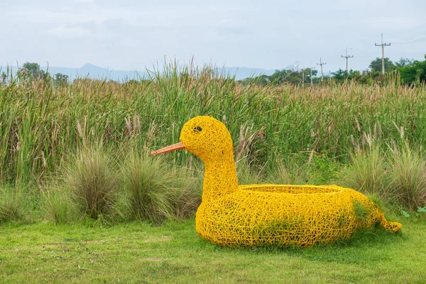 Velká Umělá Žlutá Kachna Nebo Kachna Zeleném Dvoře Dlouhým Květinovým — Stock fotografie