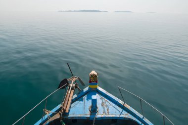 Öndeki turist teknesinin açılışı ve Ko Man Klang Adası 'na gidiş, Rayong, Tayland. Yaz tatilcisi ya da tropikal bir ülkede tatil, Siyam.