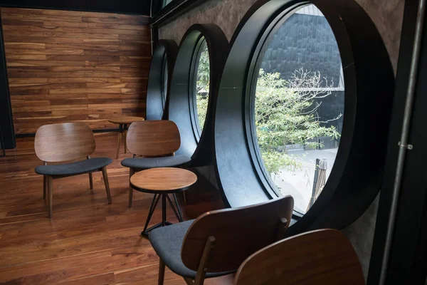 Drewniane Miękkie Siedzenia Stół Drugim Piętrze Widokiem Zewnątrz Okien Kawiarni — Zdjęcie stockowe