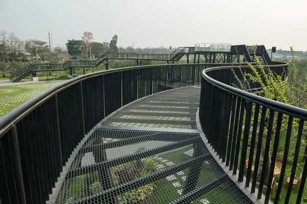 Puente Curva Skywalk Por Encima Del Parque Recreativo Aire Libre —  Fotos de Stock