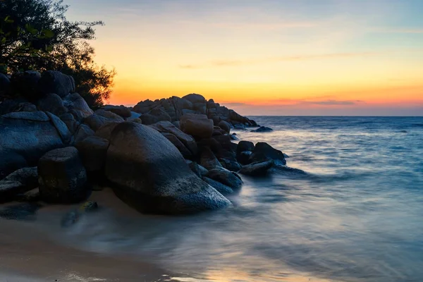Морская Волна Движения Через Природную Каменную Арку Восходе Солнца Ман — стоковое фото