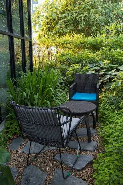 Chaise Relax Table Café Plein Air Avec Des Arbres Verts — Photo