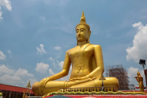 Wielki Złoty Budda Przeciwko Błękitnemu Niebu Wat Bang Chak Nonthaburi — Zdjęcie stockowe