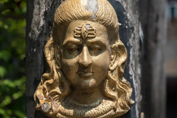 Hindu God Golden Shiva Durga Status Attached Cement Pillar Blur — Stock Photo, Image