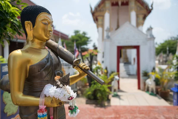 Estátua Buda Dourado Segurando Guarda Chuva Guirlanda Frente Templo Tailandês — Fotografia de Stock