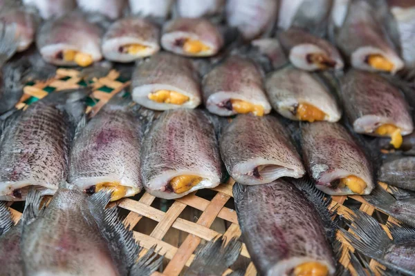 蛇皮狗拉米鱼 泰语叫 Pla Salit 在泰国新鲜市场上销售 — 图库照片