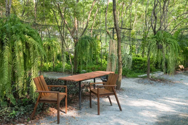 Mesa Madera Aire Libre Sillas Con Hermoso Jardín Con Decoración —  Fotos de Stock