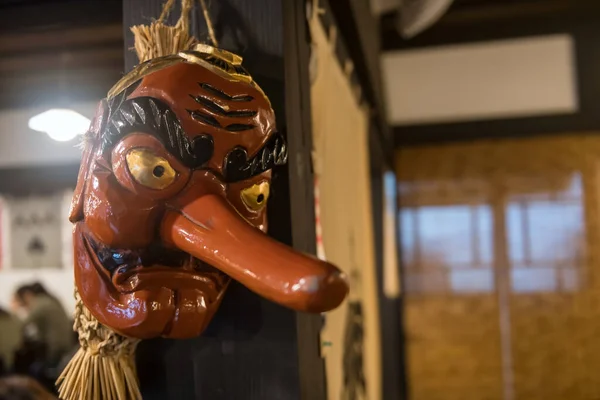 Japon Binasının Ahşap Duvarında Asılı Kırmızı Japon Tengu Maskesi Bunu — Stok fotoğraf
