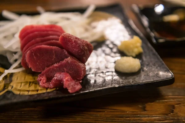 Horsetail Hús Nyers Sashimi Wasabi Gyömbér Szójaszósz Asztalon — Stock Fotó