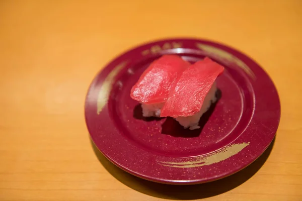 Τόνος Χούφτα Σούσι Κόκκινο Πιάτο Στο Ιαπωνικό Εστιατόριο — Φωτογραφία Αρχείου