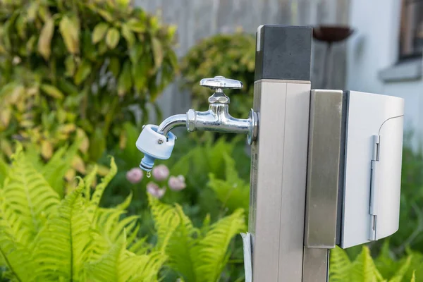 Wasserhahn Oder Wasserhahn Mit Wassertropfen Garten Mit Quellpflanze Japan — Stockfoto