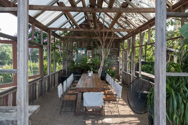 Zabytkowy Drewniany Dom Przeprojektować Stół Restauracyjny Dekoracji Roślin Środowisku Naturalnym — Zdjęcie stockowe