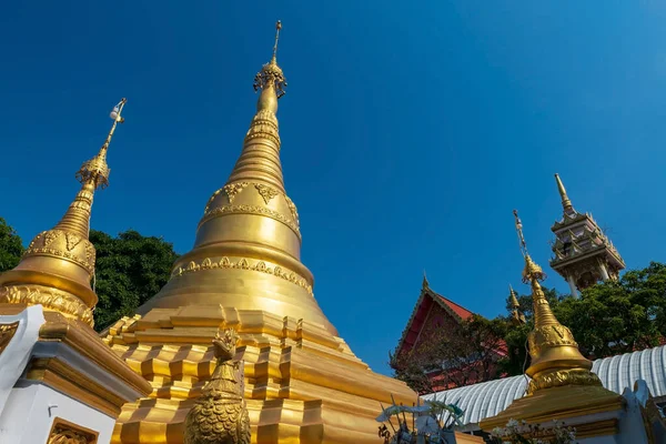 Golden Pagoda Wat Phai Lom Mot Blå Himmel Koh Kret — Stockfoto