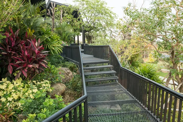 Puente Curva Skywalk Con Hermosa Decoración Jardín Para Cafetería Exterior —  Fotos de Stock