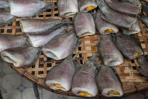 Snake Skin Gourami Fish用泰语在编织篮子上称为Pla Salit 在泰国新鲜市场上销售 — 图库照片