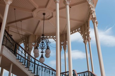 Avize açık hava lüks Avrupa gözlem kulesinde mavi gökyüzüne karşı dekore edildi.