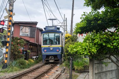 Enoden treni, Japonya, Kamakura, Kanagawa ve demiryolu boyunca evlerin ve kırların arasından geçiyor. Odakyu 'dan Enoshima Kamakura Serbest Geçidi Shinjuku Tokyo' dan Enoshima ve Kamakura 'ya geçiş için kullanılabilir..