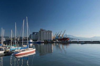 Yat ve kargo tekneleri, deniz manzaralı fabrika binası ve Fuji Dağı manzaralı mavi gökyüzü, Shizuoka, Japonya. Shimizu portundan görüntüle.