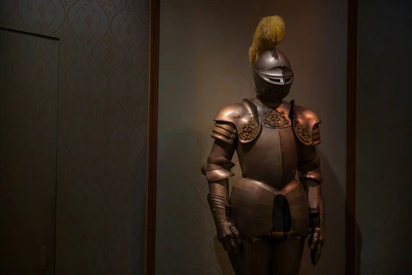 Zırhlı Miğferli Şövalye Karanlık Odada Işık Saçıyor — Stok fotoğraf