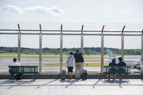Ludzie Zewnątrz Observation Deck Zobaczyć Airplant Pasie Startowym Lotniska Narita — Zdjęcie stockowe