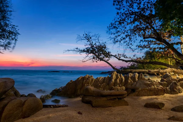 Bewegungswellen Durch Steinbögen Morgengrauen Mit Dämmerhimmel Man Klang Rayong Thailand — Stockfoto