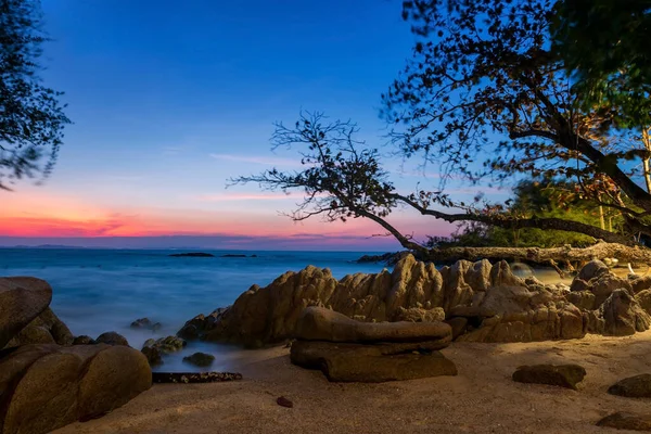 Onda Movimento Através Arco Pedra Amanhecer Com Céu Crepúsculo Man — Fotografia de Stock