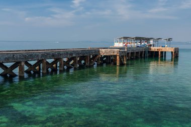 Turist gemisi ya da teknesi turkuaz deniz ve mavi gökyüzü, Rayong, Tayland 'da olan Ko Man Nai limanı. Meşhur seyahat yeri ve Siam 'da yaz tatili.
