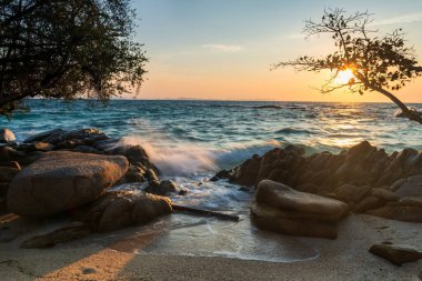 Hareket güçlü dalgalar, Ko Man Klang, Rayong, Tayland 'da gün doğumunda kumsalda taş kemere çarptı. Ünlü tatil beldesi ve yaz tatili, tropikal ülke Siyam 'da.