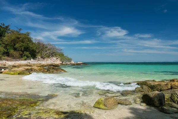 在泰国瑞昂市的高曼甘蓝海滩 在阳光明媚的日子里 有着碧绿的大海和蔚蓝的天空 舞动着海景 夏季度假者或热带国家度假者暹罗 — 图库照片