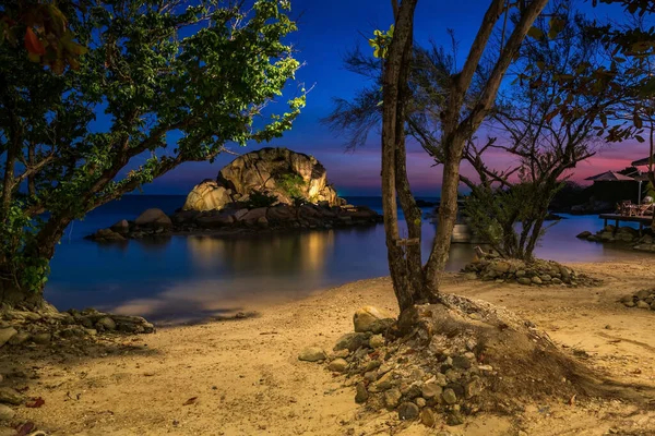 Resort Privado Com Pequena Ilha Por Mar Com Reflexão Anoitecer — Fotografia de Stock