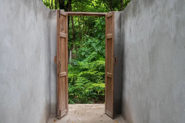 自然緑の植物と森への木製のドアの道を開きます トロピカルファームスタイルの屋外コーヒーショップカフェ — ストック写真