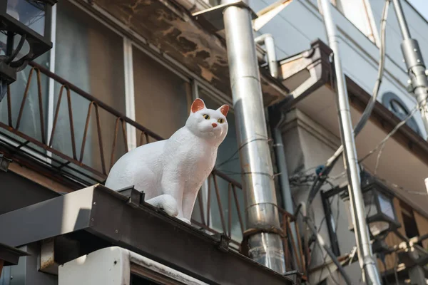 東京都台東区谷中銀座商店街の屋根に飾られた白い猫人形 — ストック写真