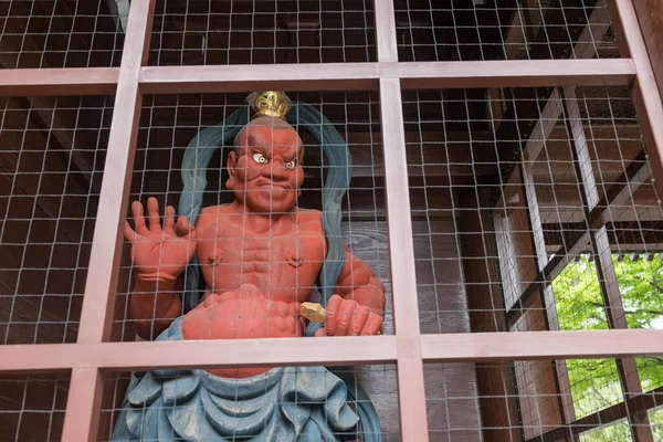 日本神奈川市神奈川寺入口处的日本红色恶魔雕像 著名的旅游目的地 — 图库照片