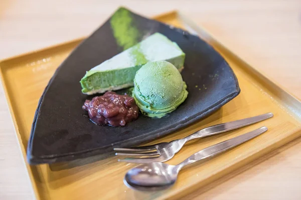 日本料理店では 小豆餡入り抹茶アイスとケーキ — ストック写真