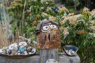 Kasklı baykuş savaşçı bebekler ve çanak antene bir sürü Japon parası..