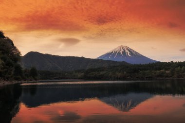 Güneş doğmadan önce ufuk çizgisi yansıması ve alacakaranlık gökyüzü ile Fuji Dağı, Yamanashi, Japonya. Ünlü seyahat yeri ve tatilci.